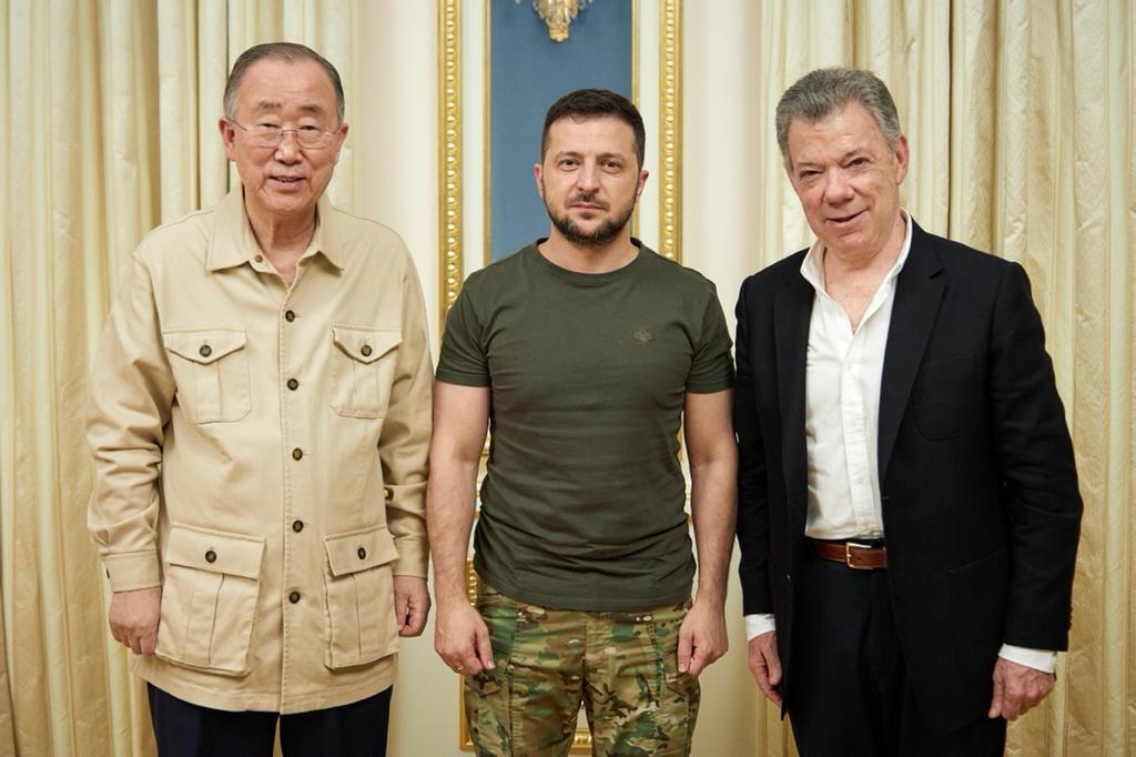 El expresidente de Colombia, Juan Manuel Santos, junto a Volodímir Zelenski y Ban Ki-moon. Foto: Redacción W Radio.