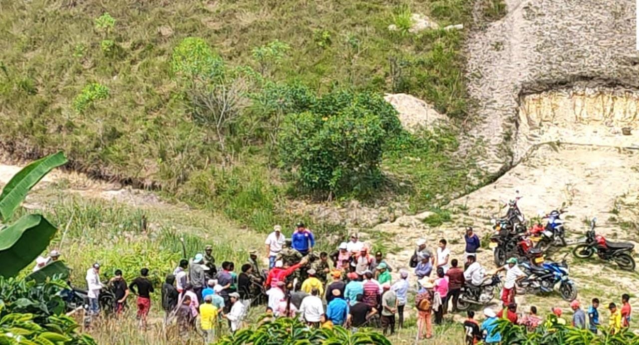 Comunidad de La Plata, Huila junto al Ejercito Nacional luego de enfrentamientos entre la institución y disidencias Farc en donde una menor de cuatro años murió. Foto: Suministrada.