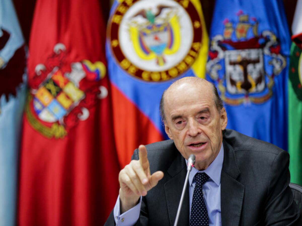 Crece la polémica: suspendido canciller sigue firmando documentos, ahora para el Congreso