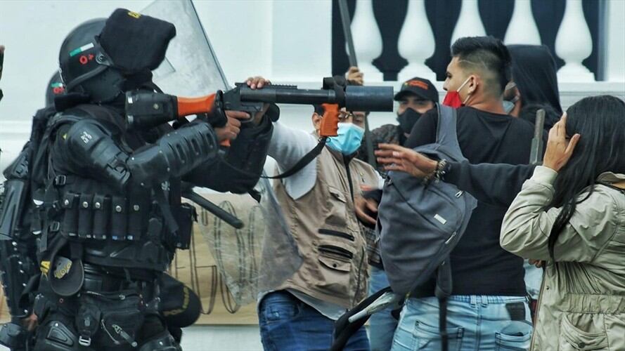 Integrantes del Esmad desalojaron a los estudiantes que protestaban en el Parque Francisco José de Caldas . Foto: Cortesía Manuel Mesías