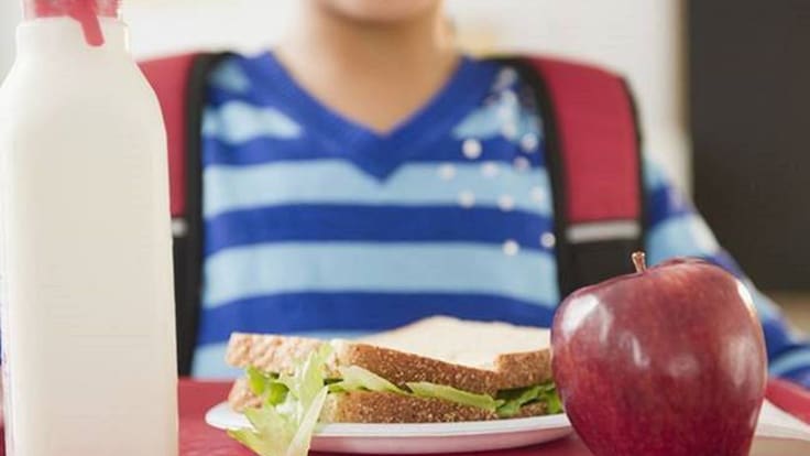 ¿Cómo enseñar a los niños a comer bien? Esto recomienda una nutricionista