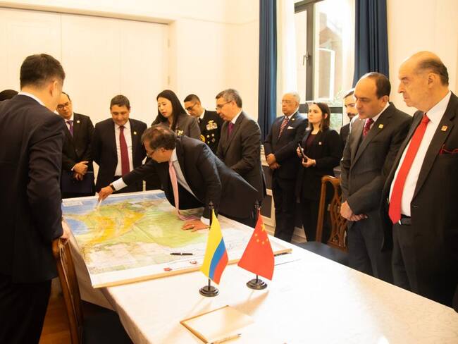 Gustavo Petro en reunión con empresas chinas dialogando sobre el aspecto férreo de Colombia. Foto: Twitter canciller Álvaro Leyva.