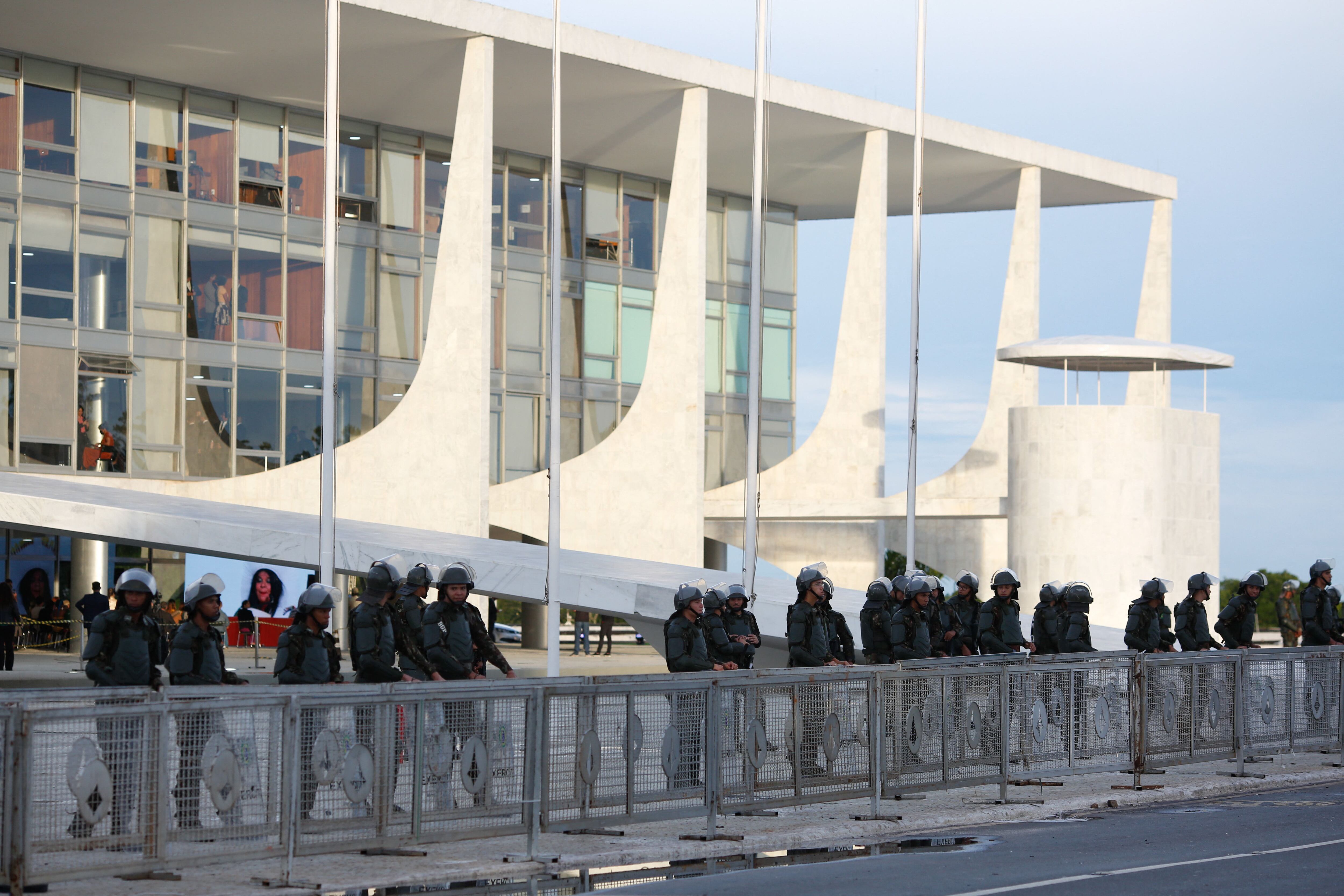 Los guardias de seguridad se paran frente al Palacio Planalto durante la toma de posesión de la nueva Ministra de Pueblos Indígenas, Sonia Guajajara, en Brasilia el 11 de enero de 2023. Foto de SERGIO LIMA/AFP vía Getty Images.