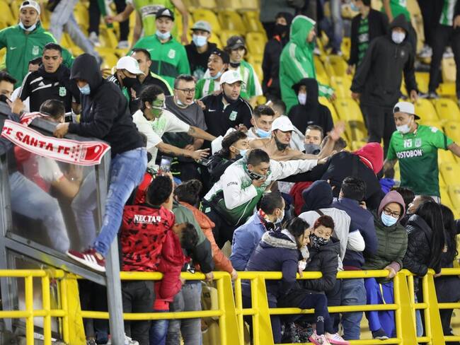 Hinchas de Nacional y Santa Fe. Foto: Colprensa.