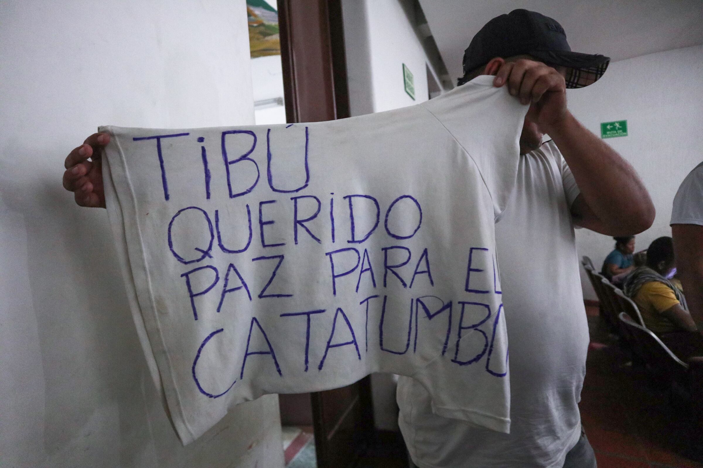 Un hombre desplazado por la violencia muestra una camiseta que pide paz para el Catatumbo. / Foto: EFE/ Mario Caicedo.