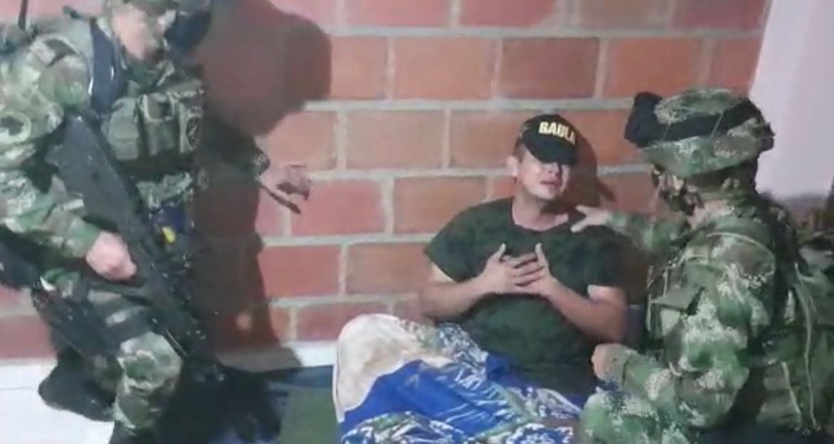 Durante la operación de rescate fue capturado un hombre de 20 años de edad. Foto: Ejército. 