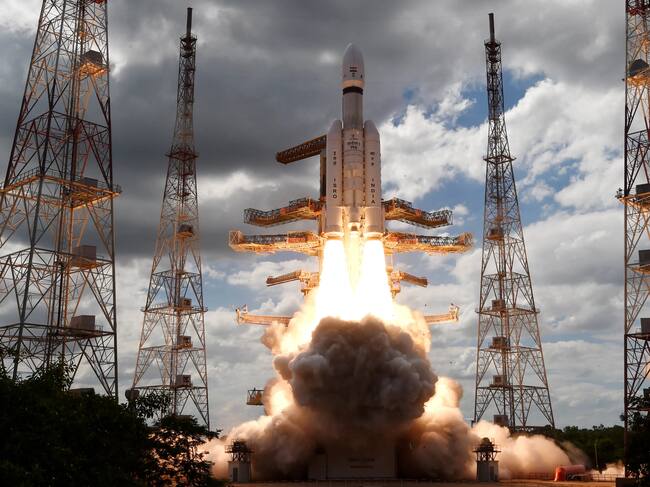 ESPACIO, 10/08/2023.- El Chandrayaan 3 el día del lanzamiento, el pasado 14 de julio. La misión espacial Chandrayaan-3 de la India, que prevé alunizar el 23 de agosto en el hasta ahora inexplorado polo sur de la Luna, envió las primeras imágenes del satélite que fueron tomadas durante su inserción en la órbita lunar, completada con éxito. EFE/ Agencia Espacial India IRSO SOLO USO EDITORIAL/SOLO DISPONIBLE PARA ILUSTRAR LA NOTICIA QUE ACOMPAÑA (CRÉDITO OBLIGATORIO)