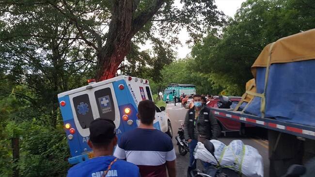 Campesinos del Catatumbo bloquean la vía que comunica a Cúcuta con la costa caribe. Foto: Cortesía