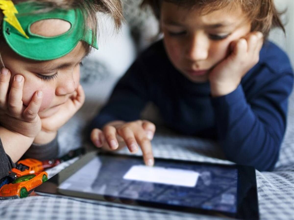 Estudiante recoge computadores y tablets para donarlos a niños que lo necesitan