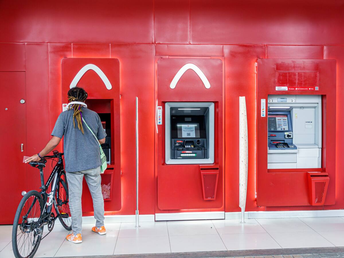 ¿Cómo funciona el sistema de retiro de dinero sin tarjeta en cajeros en Colombia?