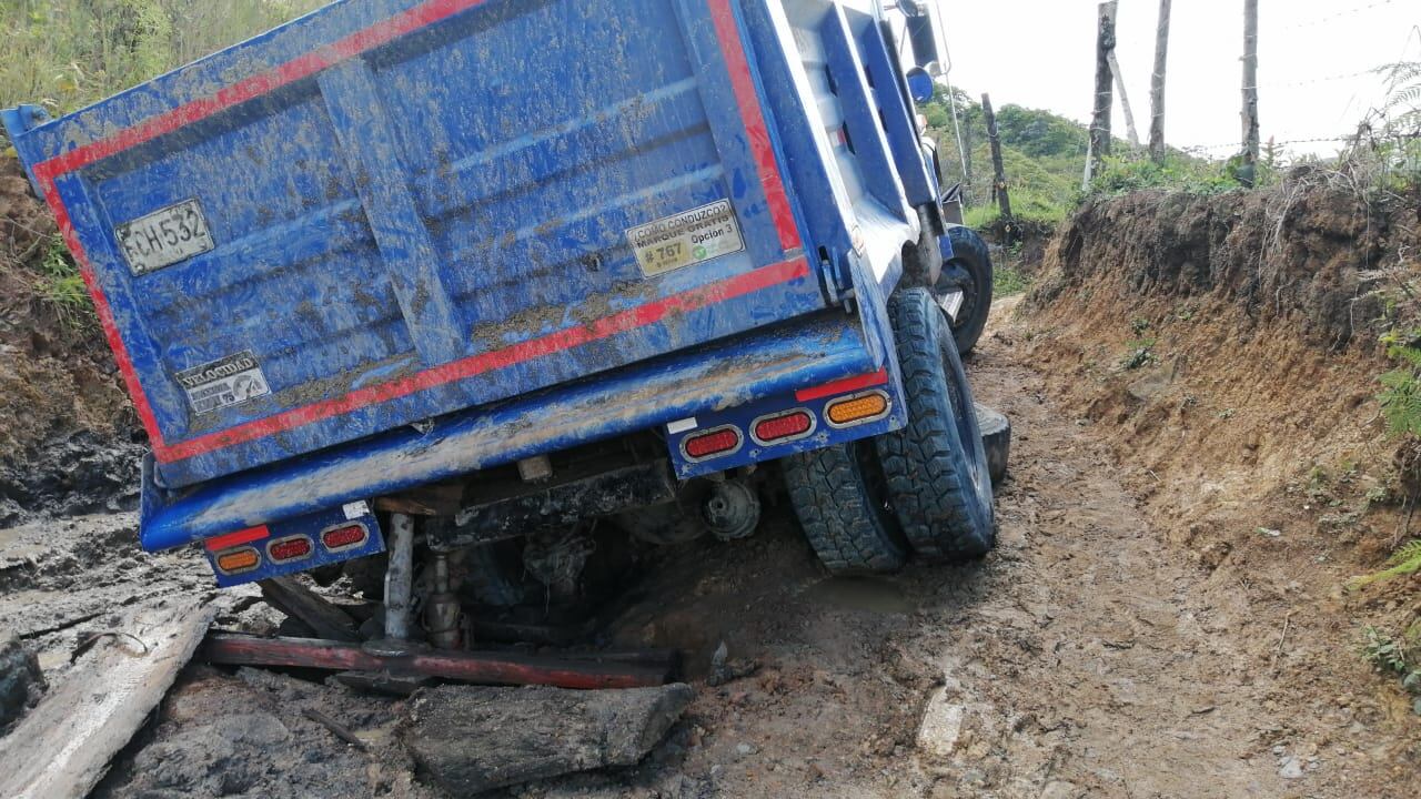 Transportadores en algunas vías del Tolima, entre trochas y abismos. Foto: Transportadores de Tolima