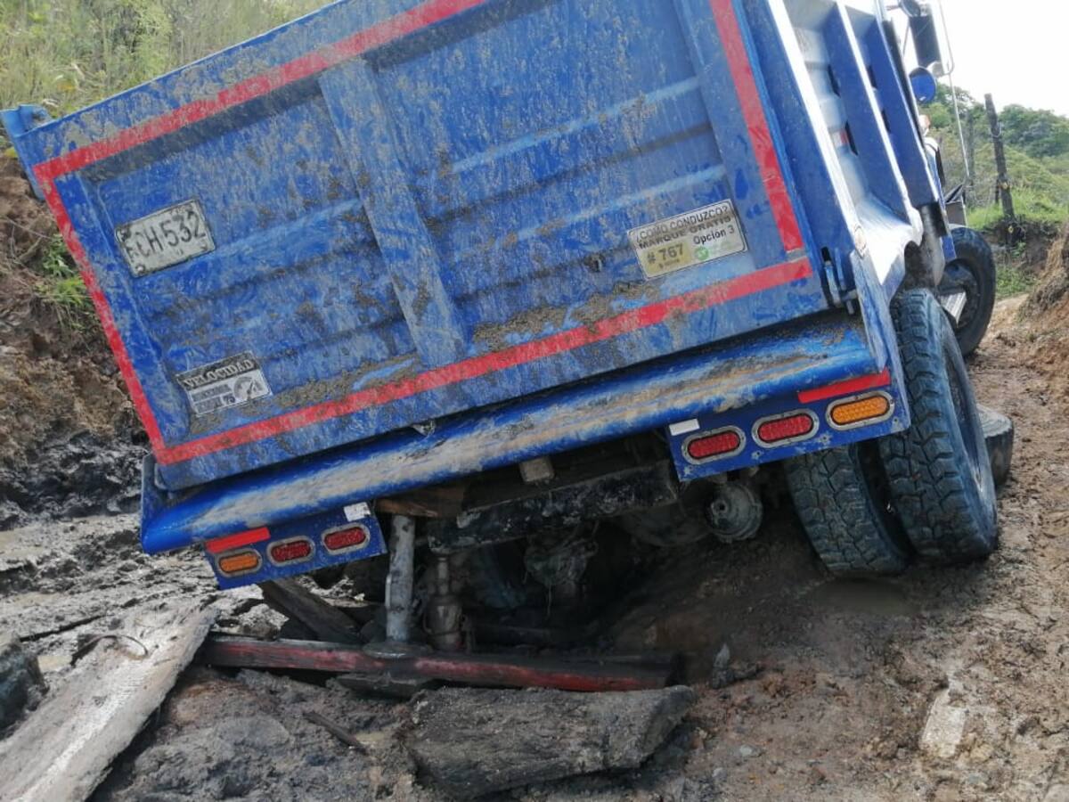 Transportadores en vías del sur del Tolima, entre trochas y abismos