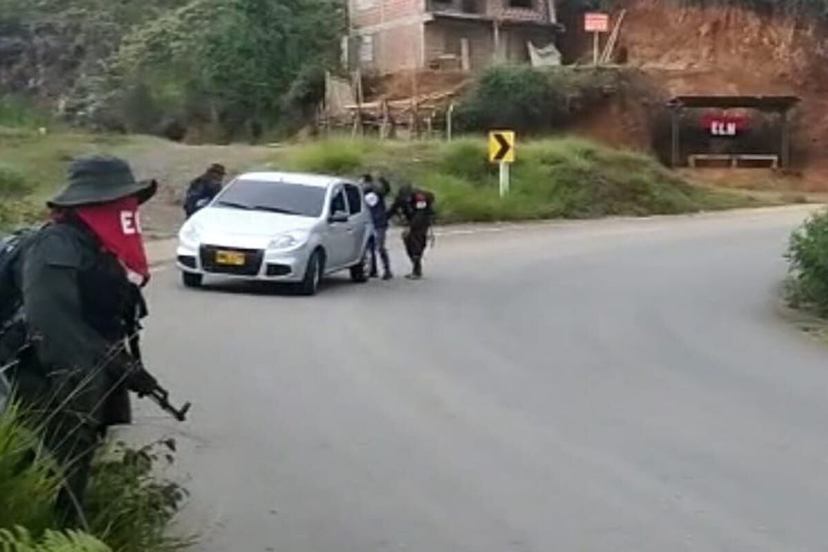 En la acción el grupo armado también paró varios vehículos. Crédito: Red de Apoyo Cauca. 