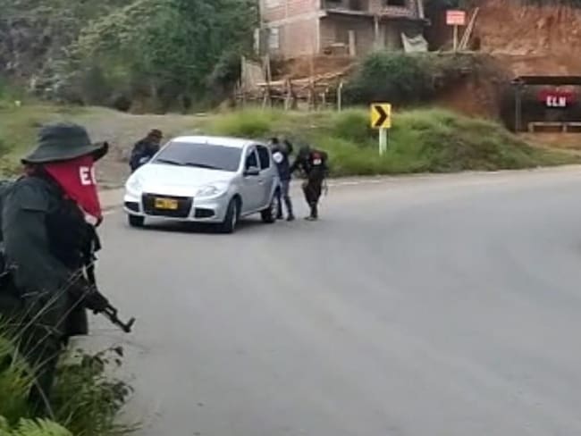 En la acción el grupo armado también paró varios vehículos. Crédito: Red de Apoyo Cauca.