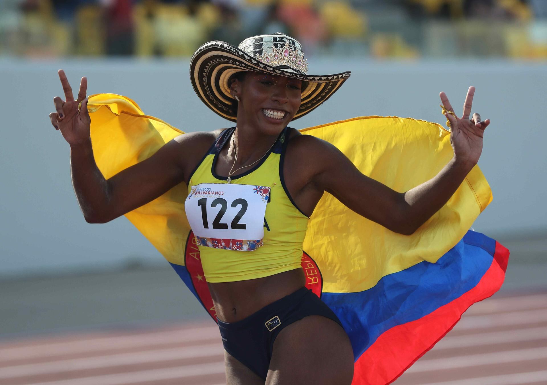 Natalia Linares celebra tras ganar la medalla de oro en la prueba de salto de longitud femenina durante los Juegos Bolivarianos en Lima. FOTO: EFE/ Paolo Aguilar