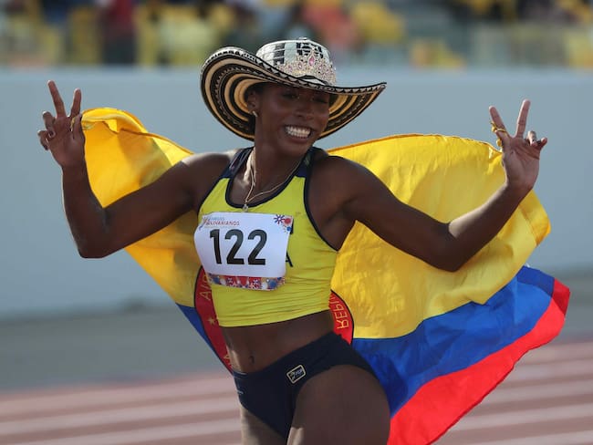 Natalia Linares celebra tras ganar la medalla de oro en la prueba de salto de longitud femenina durante los Juegos Bolivarianos en Lima. FOTO: EFE/ Paolo Aguilar