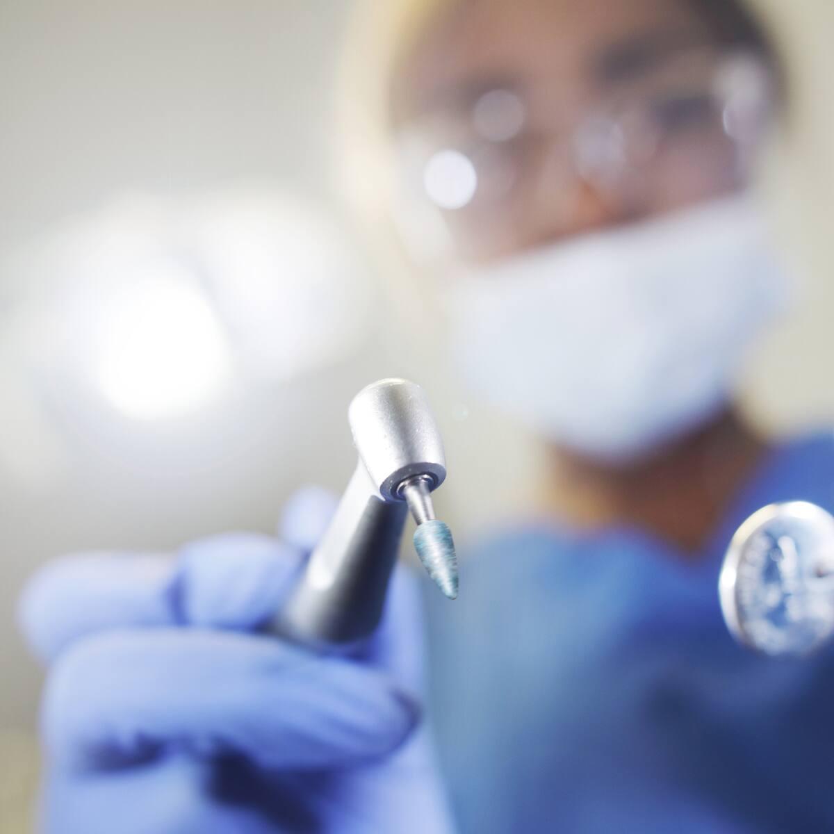 La historia del médico colombiano que ayuda a niños con labio leporino en España