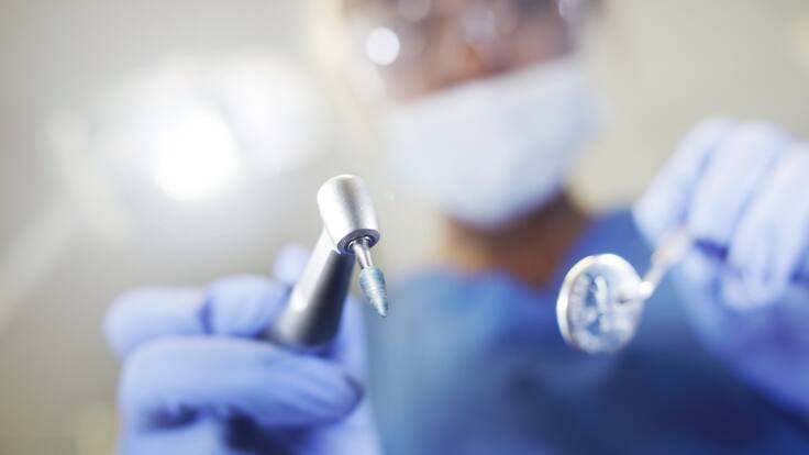 La historia del médico colombiano que ayuda a niños con labio leporino en España