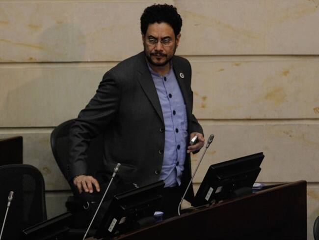 Sectores políticos se enfrentan por decisión de la Corte de investigar a Uribe