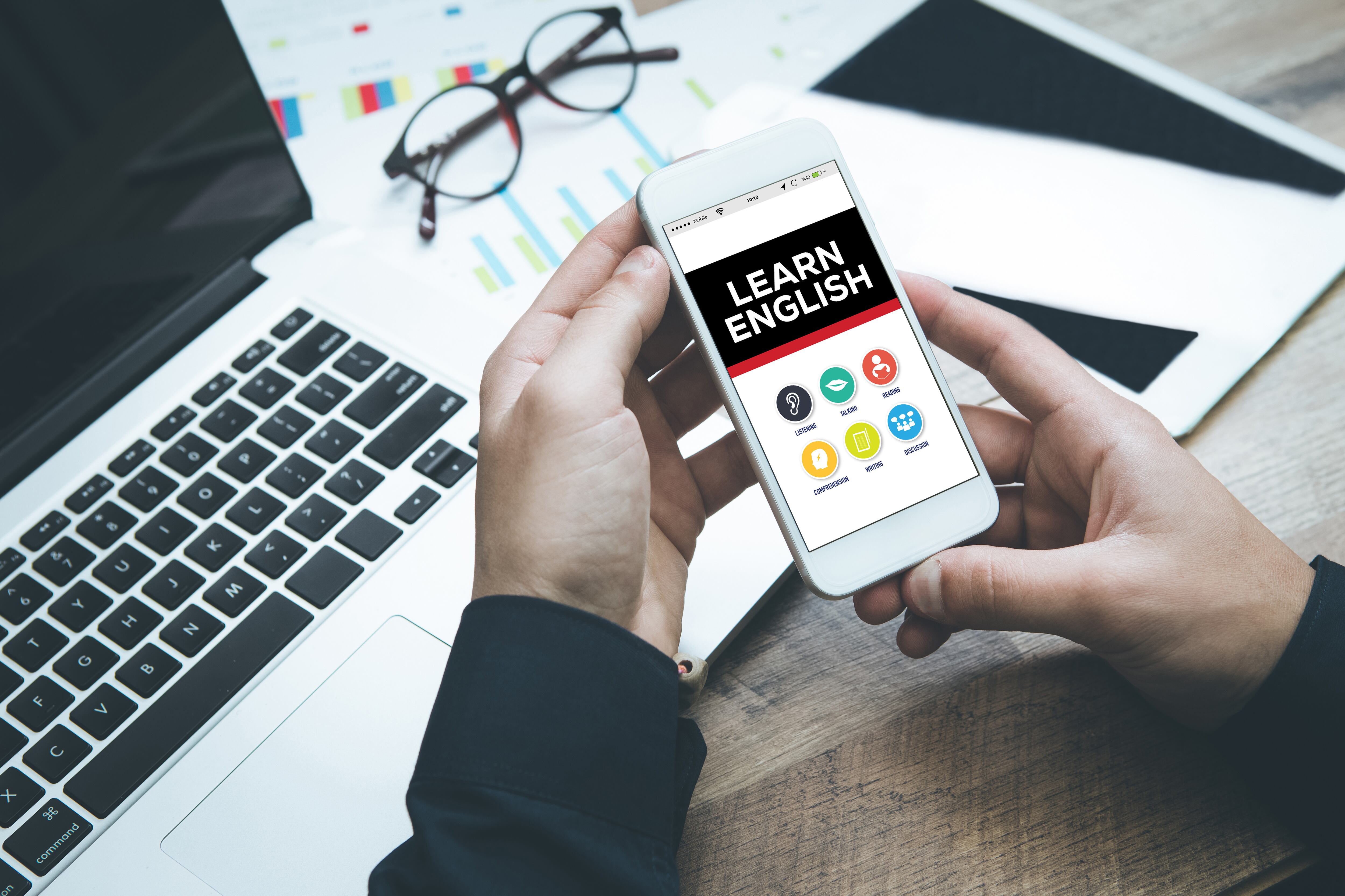 Persona aprendiendo inglés desde su teléfono móvil (Foto vía Getty Images)