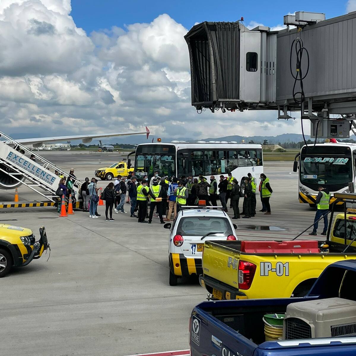 Viajeros que protestaron en El Dorado por un vuelo de Latam serán multados