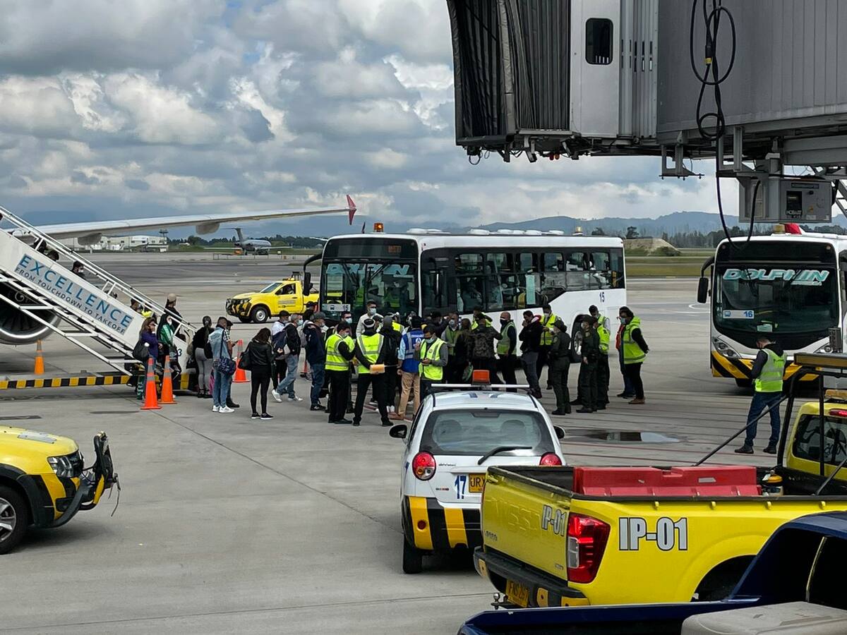 Viajeros que protestaron en El Dorado por un vuelo de Latam serán multados