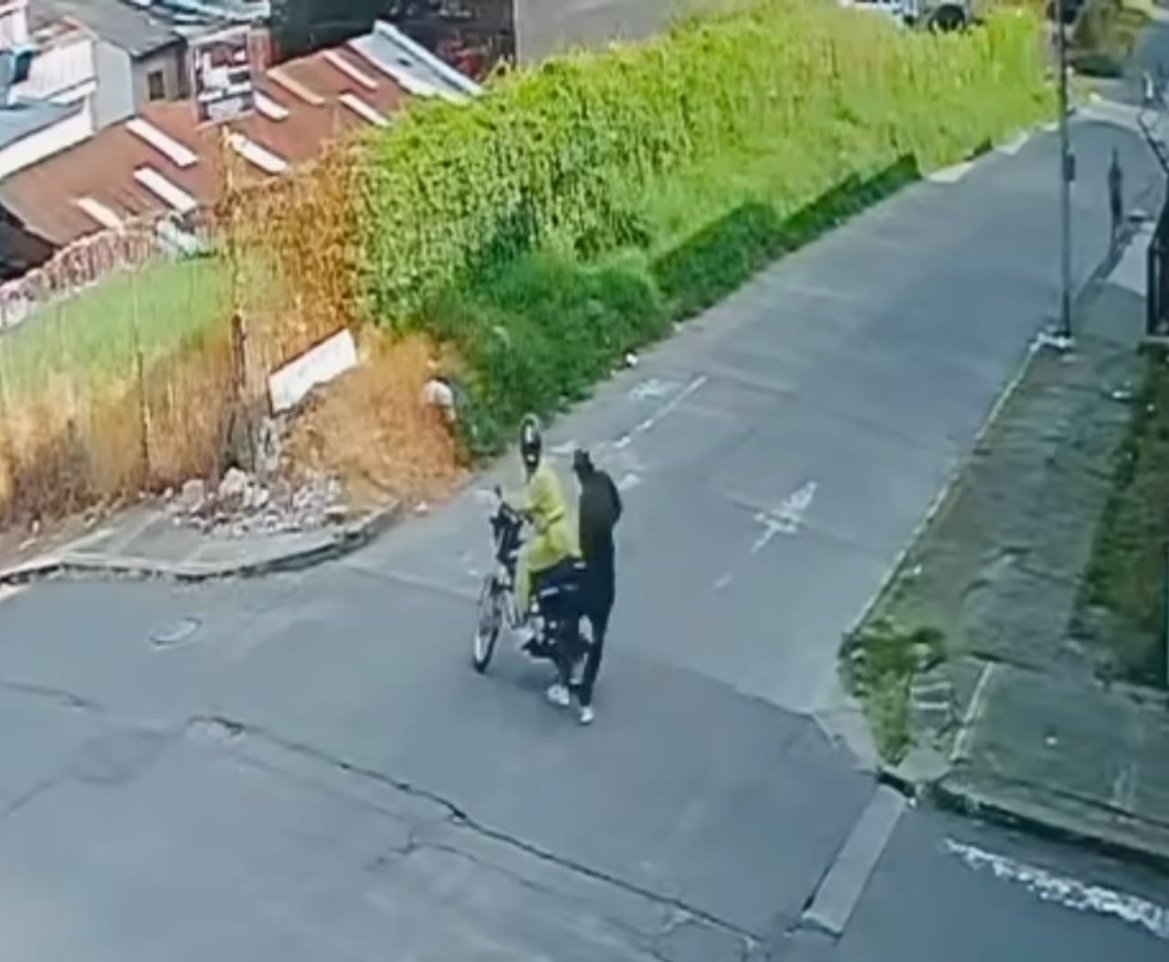 Hallan moto en la que huyeron sicarios que asesinaron a periodista de Armenia, Óscar Gómez. Foto: Captura de pantalla.