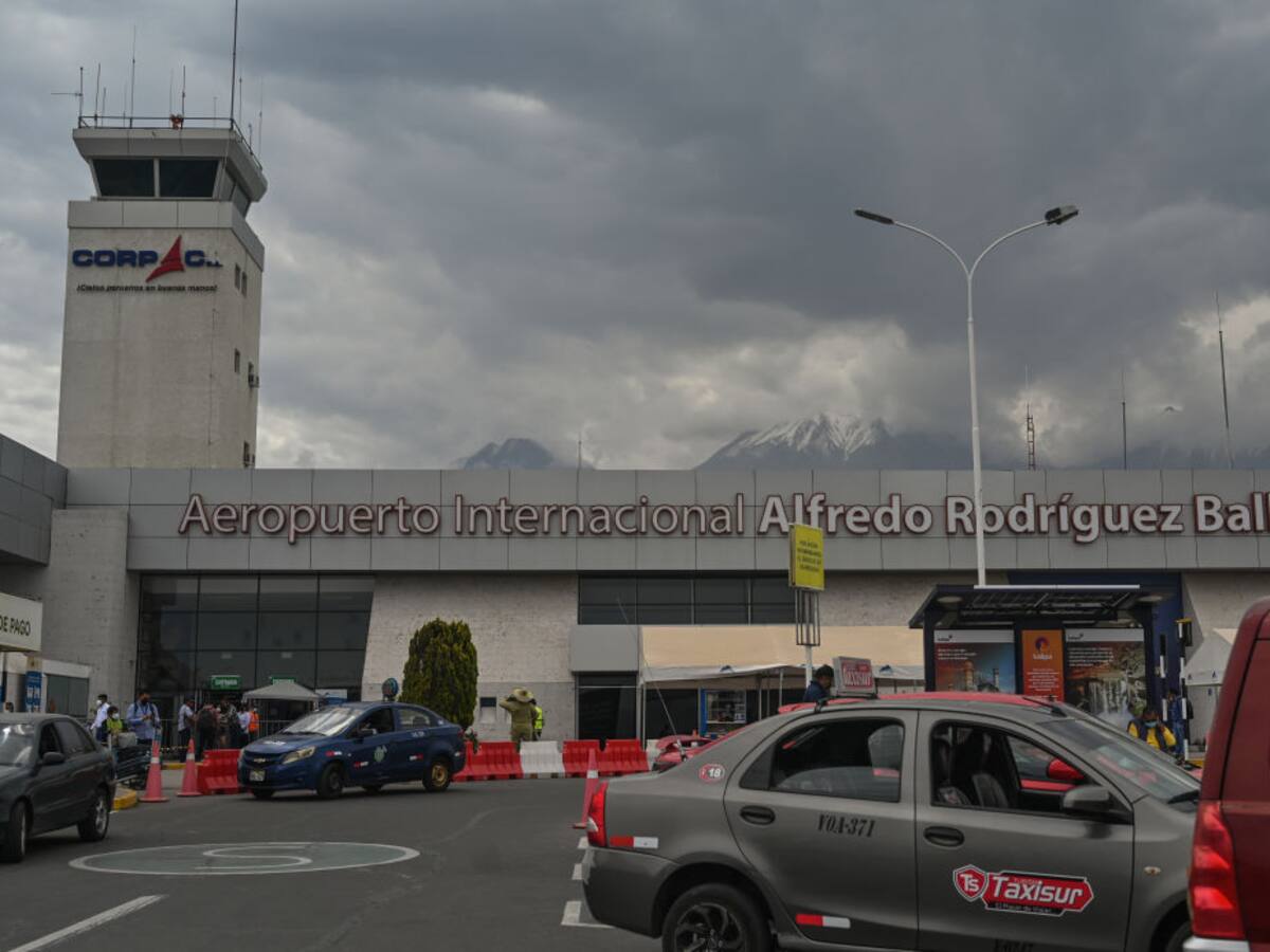 Autoridades recuperan control del aeropuerto de Arequipa “gracias a Fuerzas Armadas”