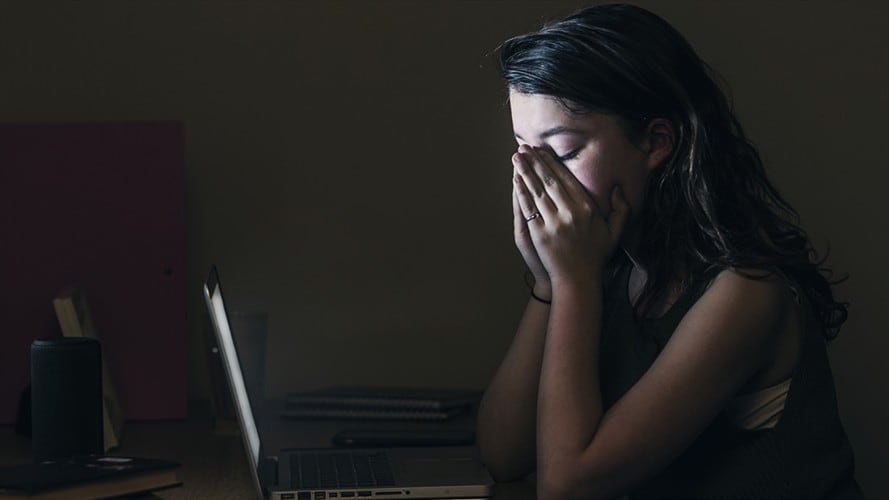 Mujer denuncia acoso de hombre que la presentó como prostituta y portadora de VIH. Foto: Getty Images