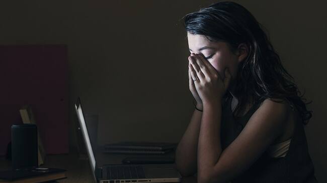 Mujer denuncia acoso de hombre que la presentó como prostituta y portadora de VIH. Foto: Getty Images