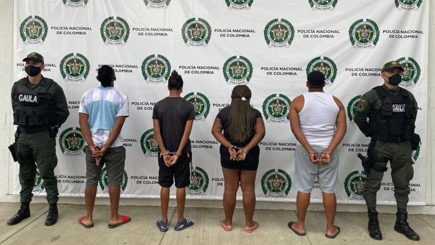 Entre los capturados se encuentran 'Los de la raza', conformado por tres hombres y una mujer que delinquían en el barrio Potrero Grande. Foto: Prensa Mecal
