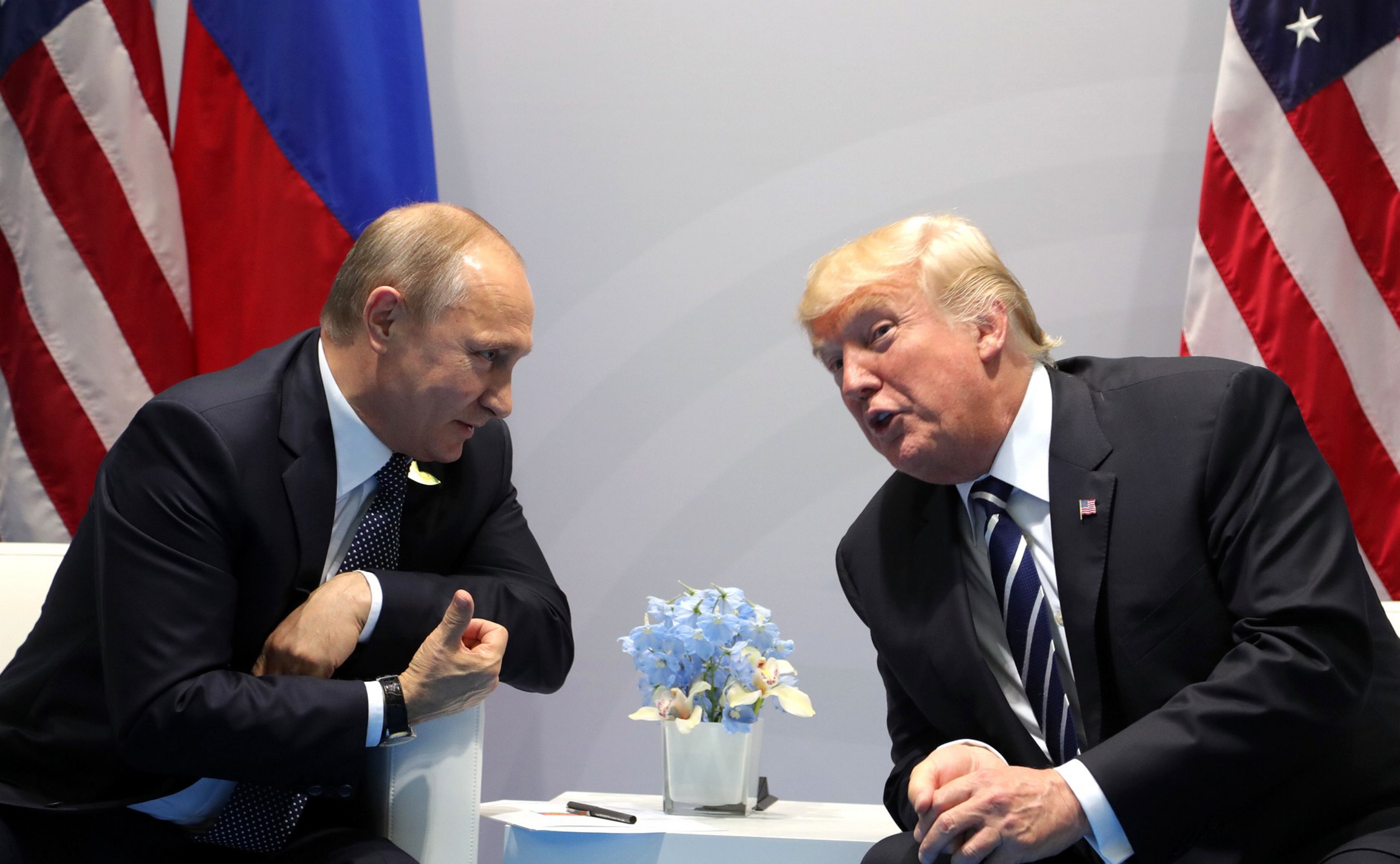 Fotografía del encuentro entre Vladímir Putin y el presidente Donald Trump en la cumbre del G20 de 2017. (Universal History Archive/Universal Images Group vía Getty Images)