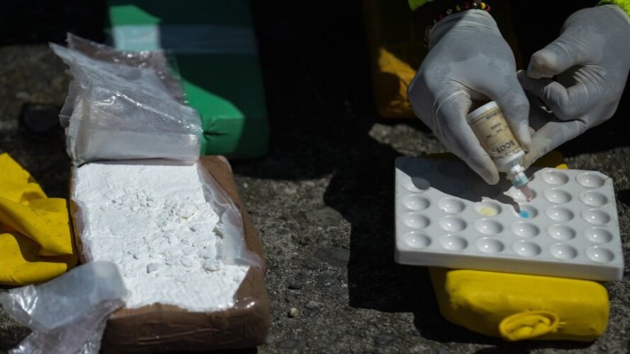 La Policía Nacional, en coordinación con la DEA, descubrió un cargamento de 199 kilos de cocaína en una vivienda en el sector de El Rodadero. Foto: Getty Images