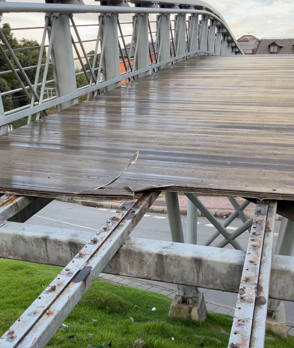 El puente de 21 ángeles en Suba fue afectado por los ladrones. Foto: Cortesía a José David Rodríguez.