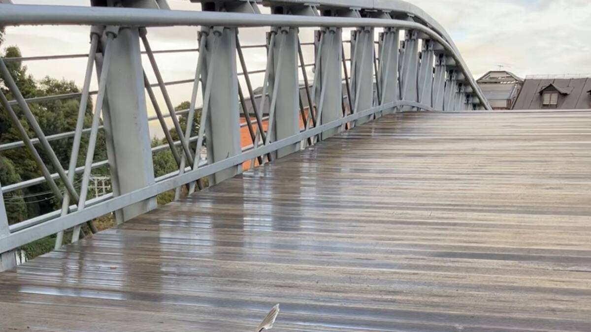 Historia sin fin: roban otra vez láminas de un puente peatonal en Bogotá