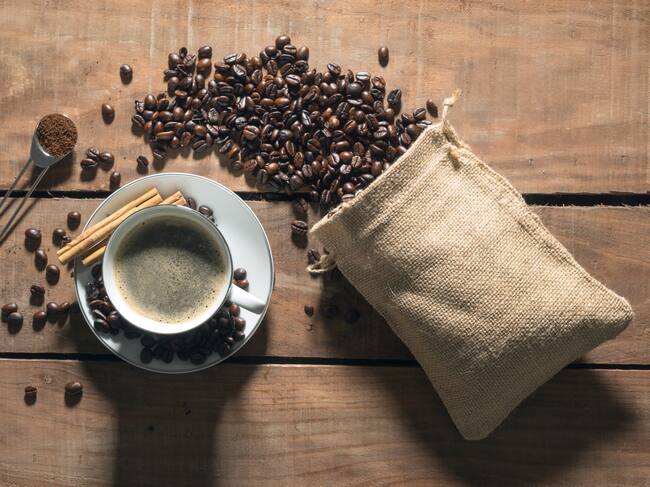 Imagen de referencia de café y carga de café // Getty Images