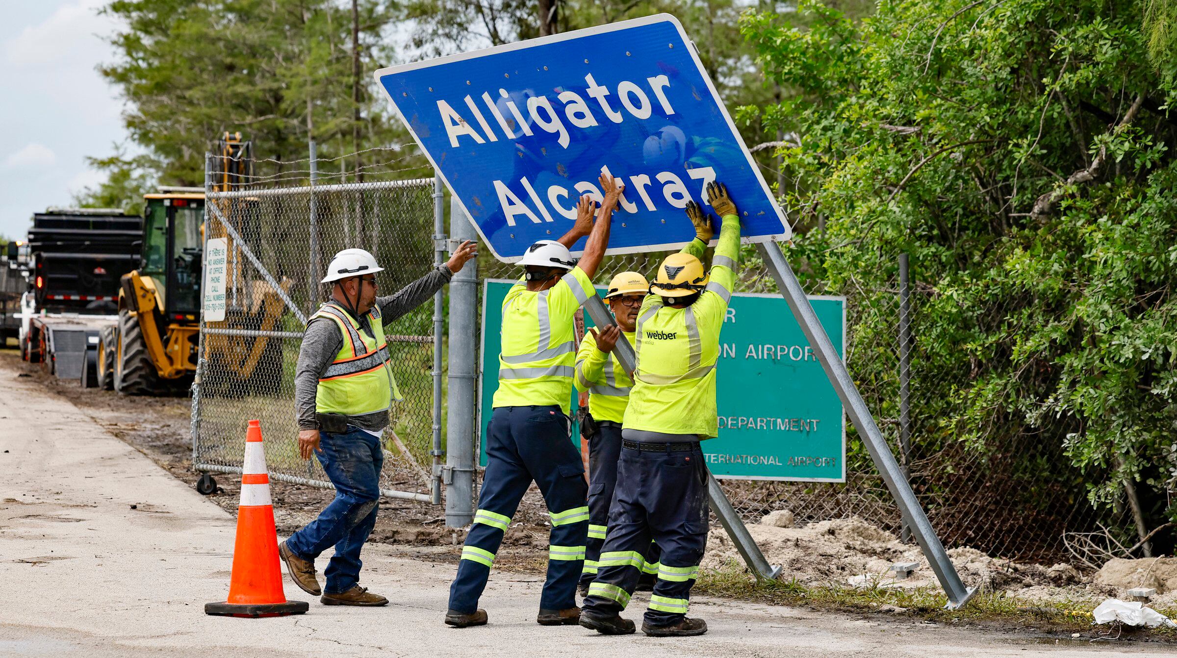 Trabajadore afuera de Alligator Alcatraz. Foto: Al Diaz/Miami Herald/Tribune News Service via Getty Images