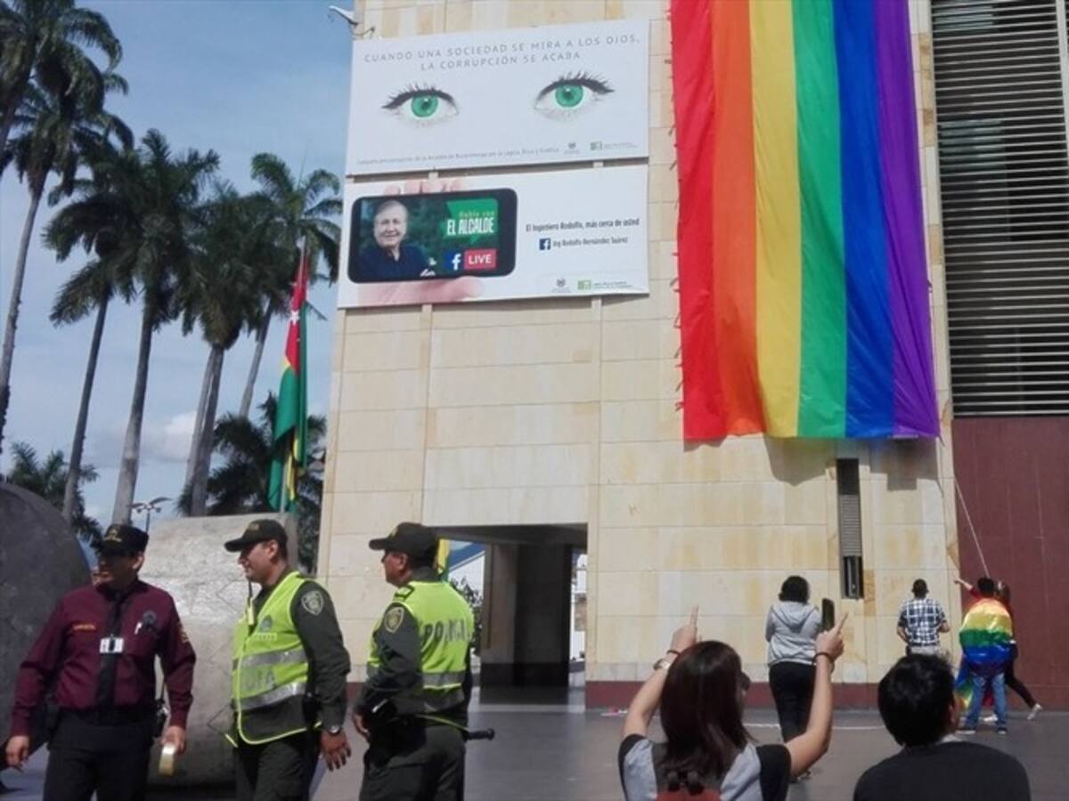 Volvieron a izar la bandera de la comunidad Lgbti en la Alcaldía de Bucaramanga