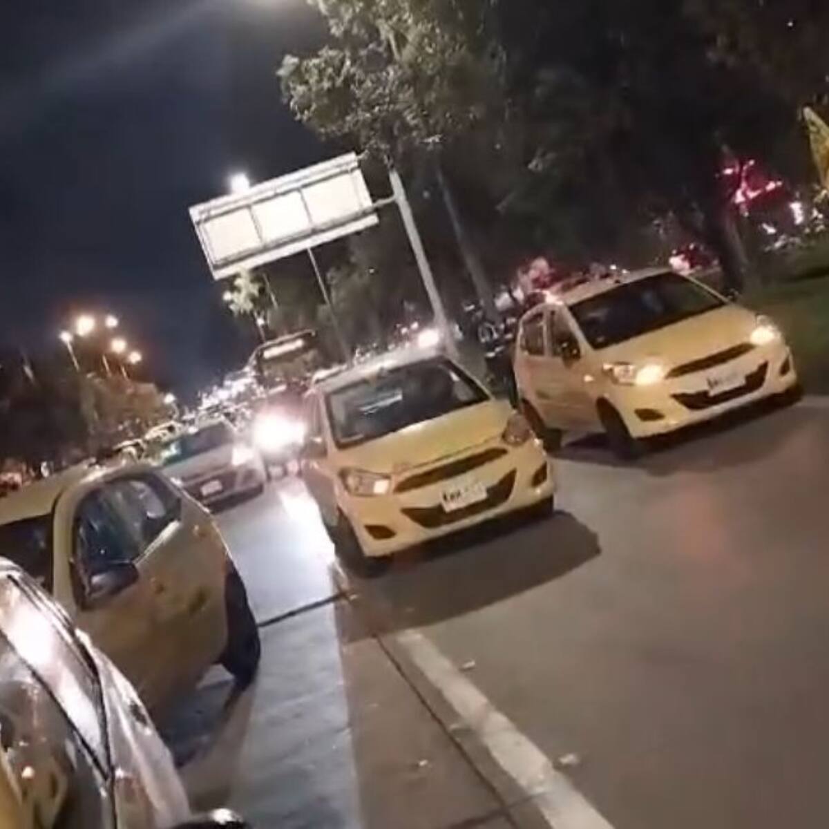 Protesta de taxistas en Bogotá bloqueó acceso al Aeropuerto El Dorado