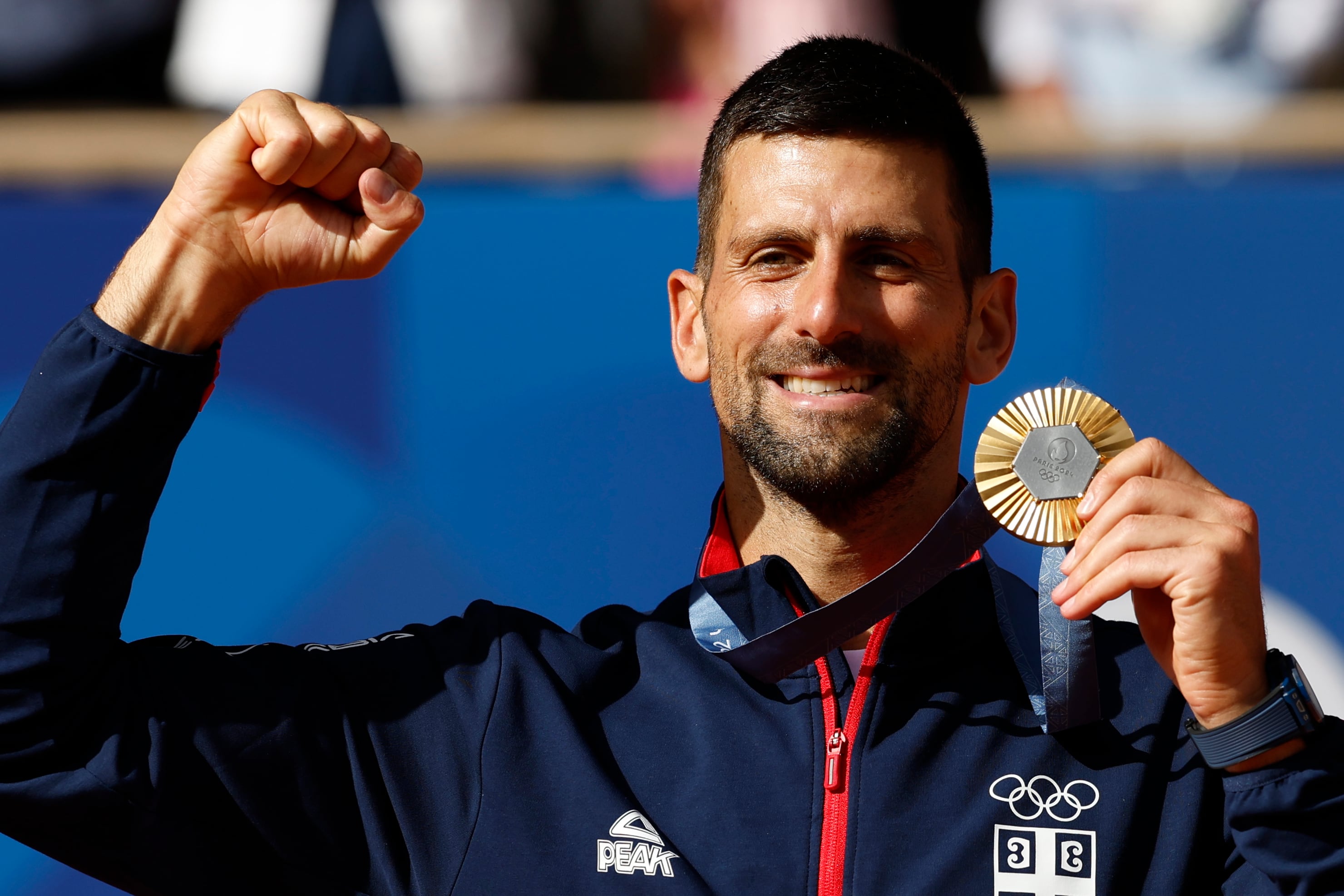 El tenista serbio Novak Djokovic posa con la medalla de oro en el podio tras la final individual masculina de tenis de los Juegos Olímpicos de París 2024 este domingo, en la capital gala. EFE / Juanjo Martín