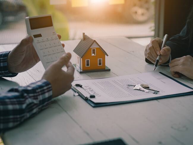 En la imagen se ve a una persona comprando una nueva casa a un agente de bienes raíces / Foto: GettyImages