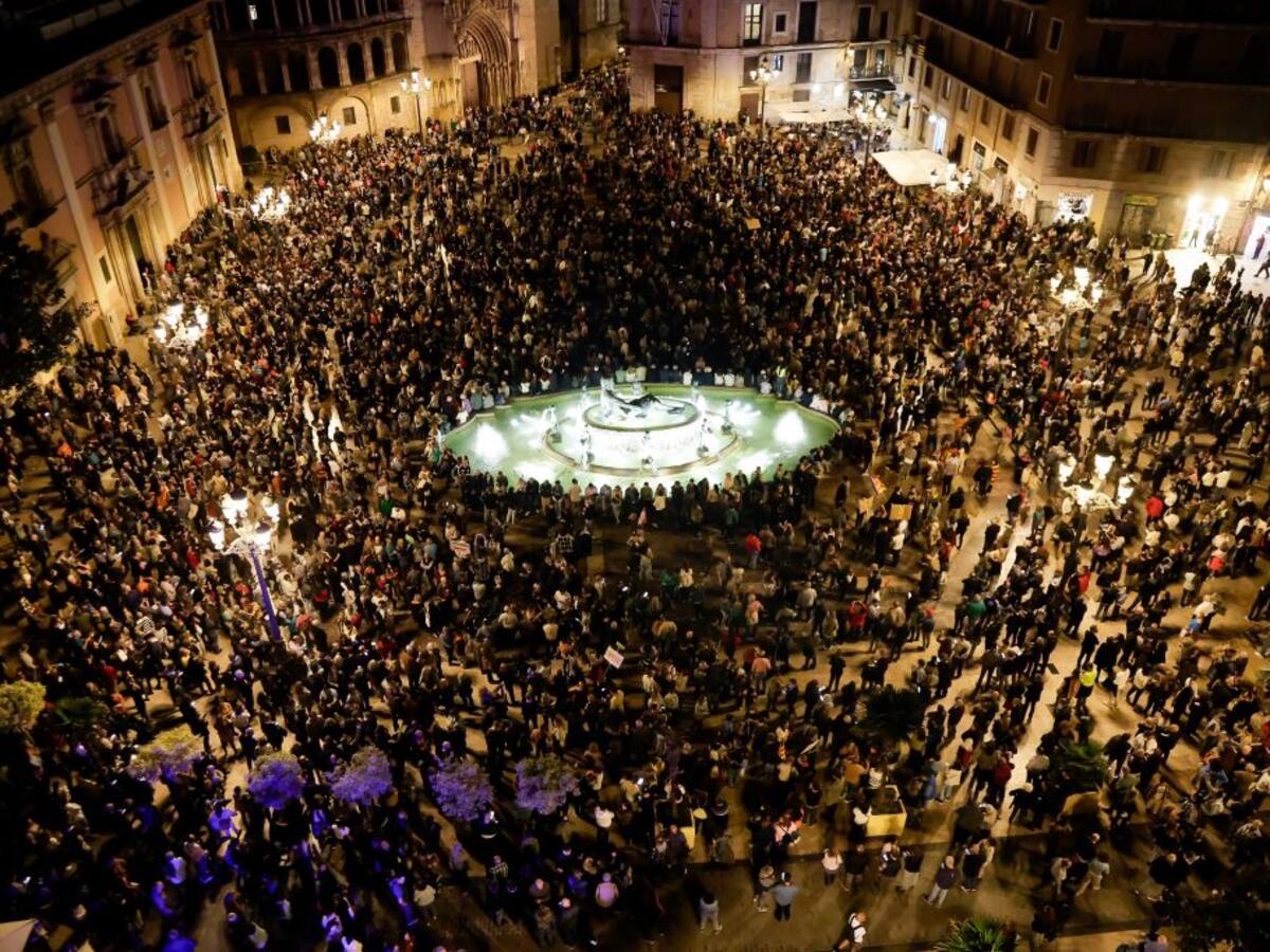 Decenas de miles de personas protestaron en Valencia contra la gestión de las inundaciones
