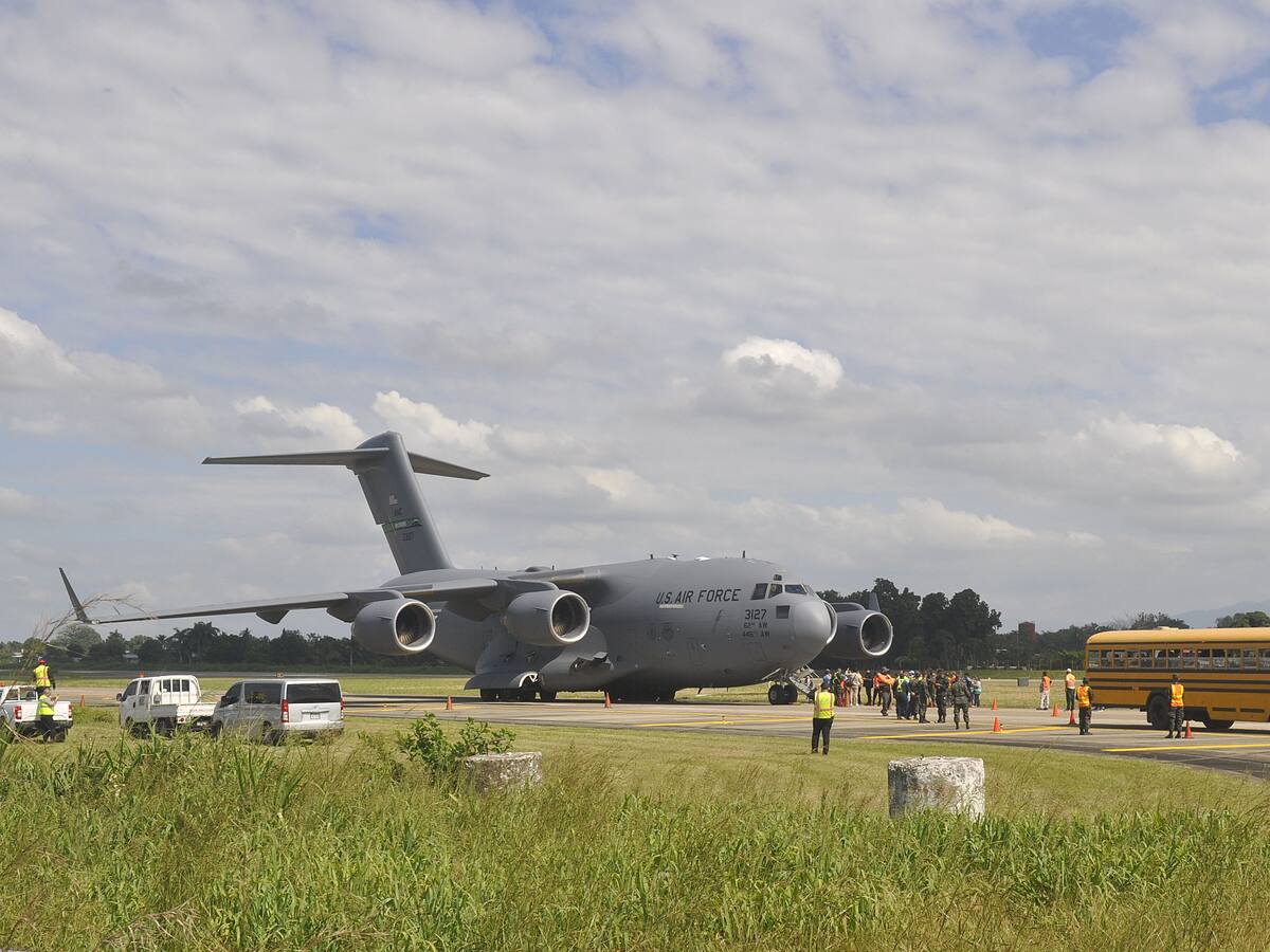 El Gobierno de Donald Trump dejó de usar aviones militares para deportaciones debido a su alto costo