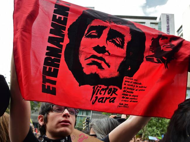 Bandera en honor a Víctor Jara en Chile | Foto: GettyImages