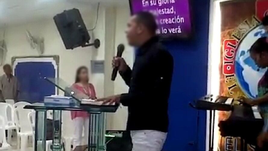 El “líder espiritual” cargaba una biblia en la que ocultaba armas de fuego. Foto: Cortesía