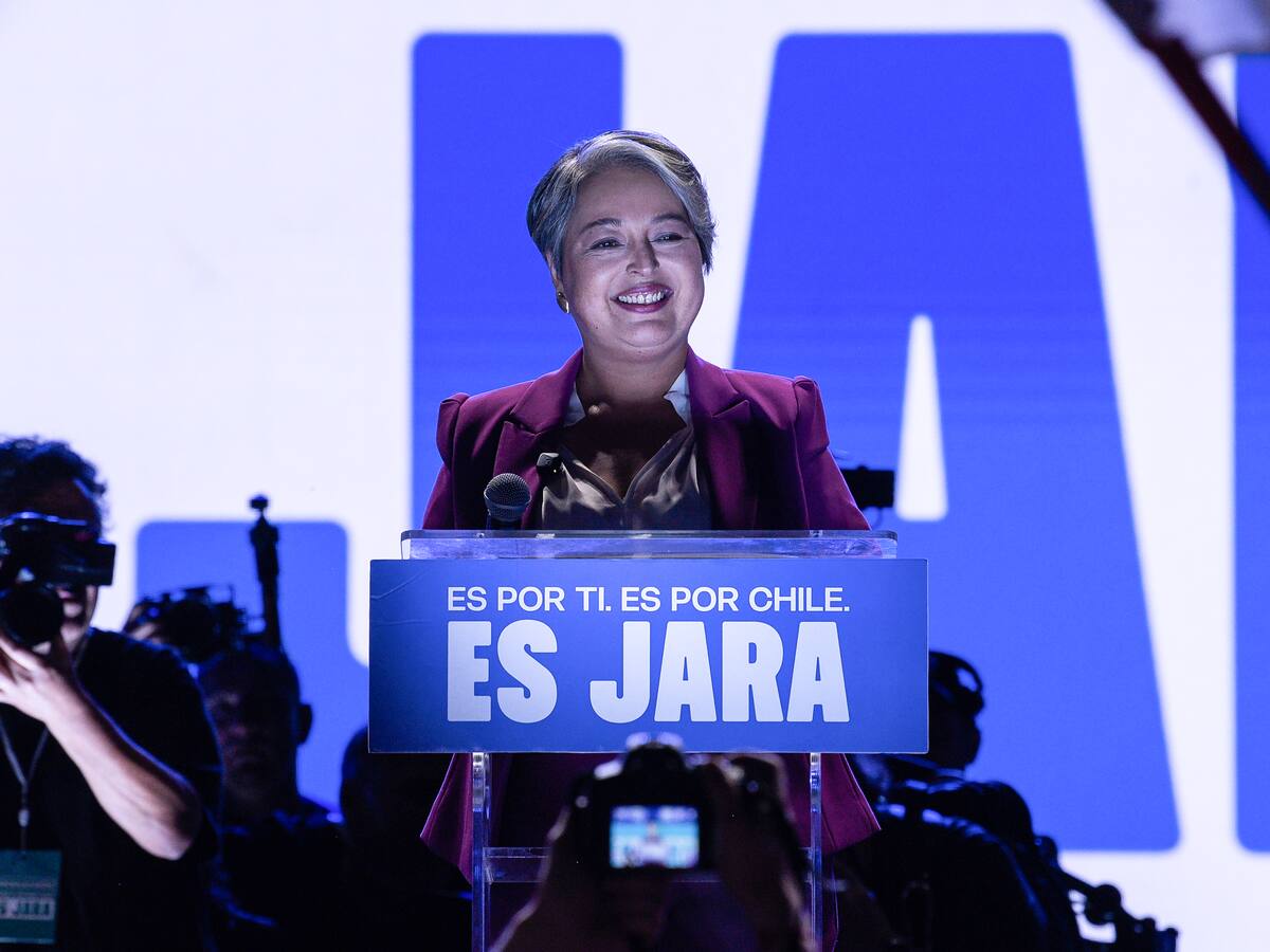 Candidatos votan en Chile y la ultraderecha pide unirse en balotaje contra comunista Jara
