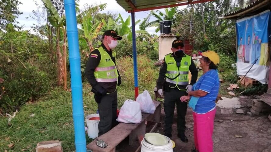 A través de las emisoras locales, perifoneo y puerta a puerta, el coronel Jaramillo les insiste a las familias de la necesidad que permanezcan en sus casas.. Foto: