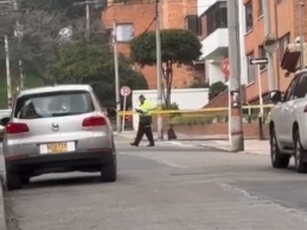 Autoridades realizaron inspección de un paquete abandonado en Bogotá. Foto: Captura de video