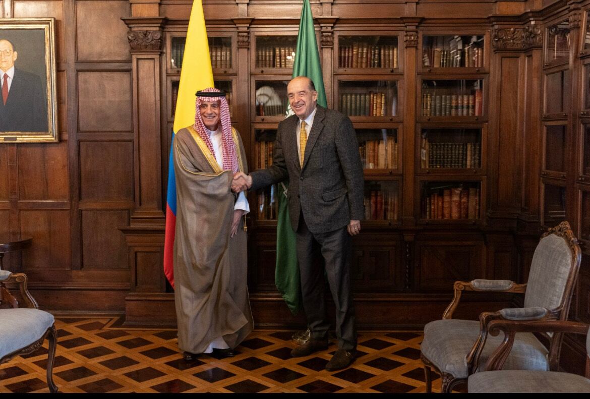 Ministro de Asuntos Exteriores de Arabia Saudita (izquierda) y el canciller Álvaro Leyva (derecha). Foto: Cancillería.
