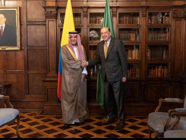 Ministro de Asuntos Exteriores de Arabia Saudita (izquierda) y el canciller Álvaro Leyva (derecha). Foto: Cancillería.